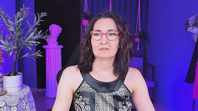 Snapshot of UnaTerra chatting on November 2025 05:06:01 AM UnaTerra online show from November 2025 05:06:01 AM