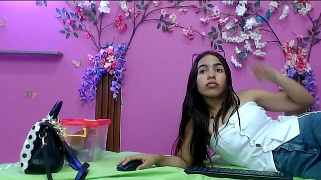 Snapshot of skinnysofia18 chatting on October 2025 01:18:02 PM skinnysofia18 online show from October 2025 01:18:02 PM