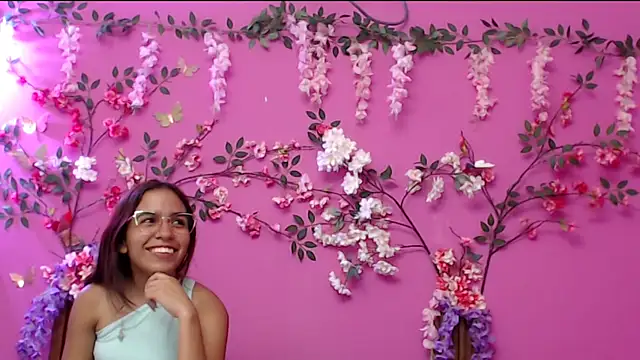 Snapshot of skinnysofia18 chatting on December 2025 01:20:02 PM skinnysofia18 online show from December 2025 01:20:02 PM