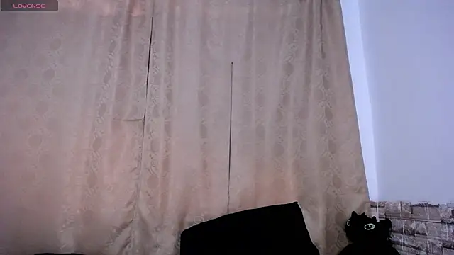 DaraKat18 online show from April 2026 10:11:01 PM