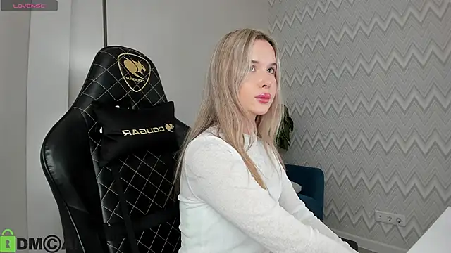 Snapshot of Nicoletta_Cooper chatting on September 2025 08:25:01 AM Nicoletta Cooper online show from September 2025 08:25:01 AM