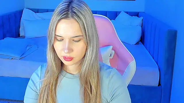 Snapshot of Nicoletta_Cooper chatting on September 2025 08:24:01 AM Nicoletta Cooper online show from September 2025 08:24:01 AM