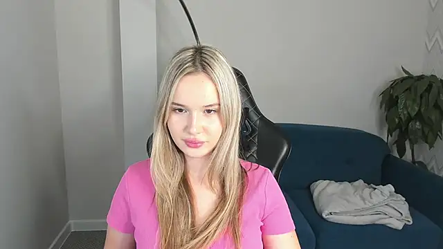 Snapshot of Nicoletta_Cooper chatting on September 2025 06:15:02 AM Nicoletta Cooper online show from September 2025 06:15:02 AM