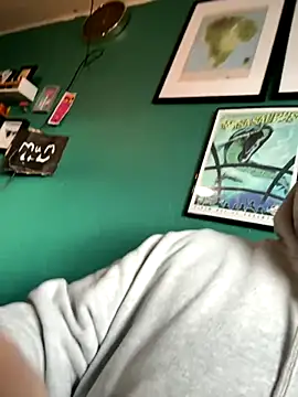 Snapshot of AverageBloke93 chatting on October 2025 08:03:01 AM AverageBloke93 online show from October 2025 08:03:01 AM