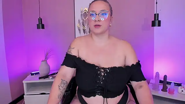 hollie joliie online show from October 2025 08:10:01 AM