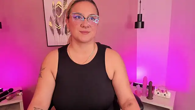 Snapshot of hollie_joliie chatting on October 2025 12:17:02 PM hollie joliie online show from October 2025 12:17:02 PM