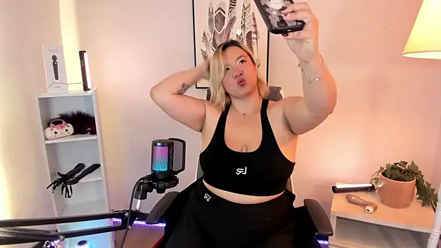 hollie joliie online show from March 2026 12:34:01 PM