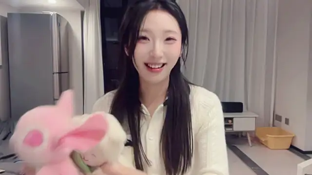 ZhaoZhao-ZM online show from September 2025 02:06:01 PM