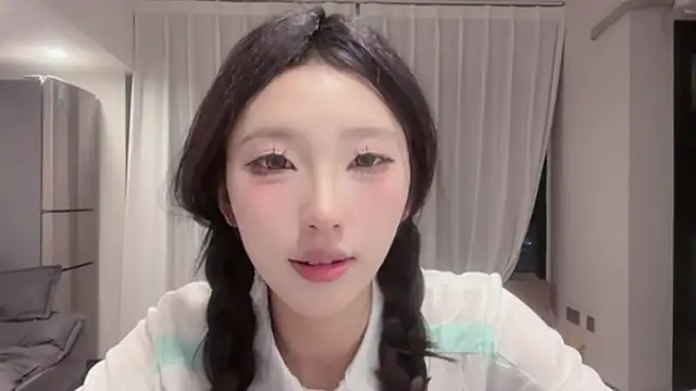 ZhaoZhao-ZM online show from September 2025 01:23:02 PM