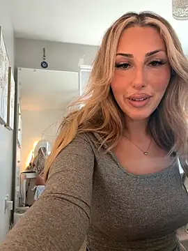 Snapshot of HeidiMae chatting on October 2025 02:21:02 PM HeidiMae online show from October 2025 02:21:02 PM