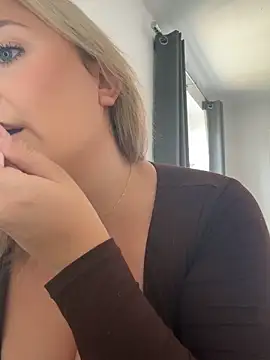 Snapshot of Elliemaee chatting on September 2025 09:31:02 AM Elliemaee online show from September 2025 09:31:02 AM