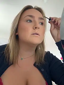 Snapshot of Elliemaee chatting on September 2025 11:12:01 AM Elliemaee online show from September 2025 11:12:01 AM