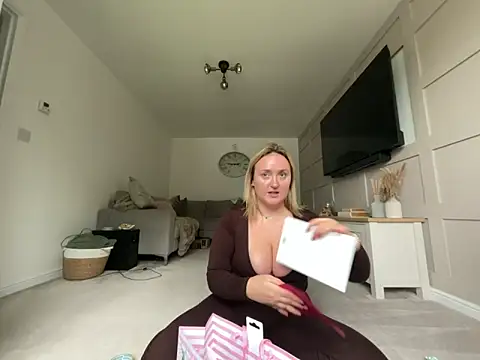 Snapshot of Elliemaee chatting on October 2025 11:29:02 AM Elliemaee online show from October 2025 11:29:02 AM