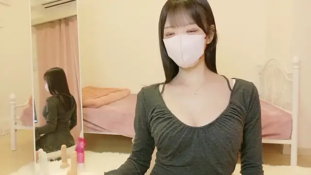 roachan  online show from February 2026 03:27:02 PM