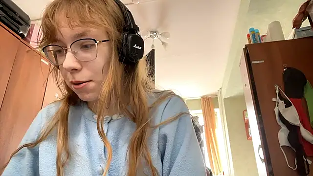 Snapshot of LouieRutt chatting on September 2025 09:52:01 AM LouieRutt online show from September 2025 09:52:01 AM