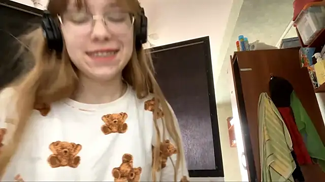 Snapshot of LouieRutt chatting on September 2025 10:38:02 AM LouieRutt online show from September 2025 10:38:02 AM