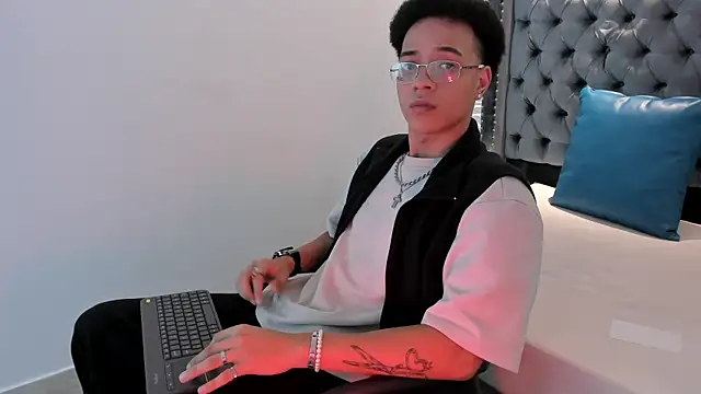 Snapshot of MARSHALL_SPENCER chatting on November 2025 01:13:01 PM MARSHALL SPENCER online show from November 2025 01:13:01 PM