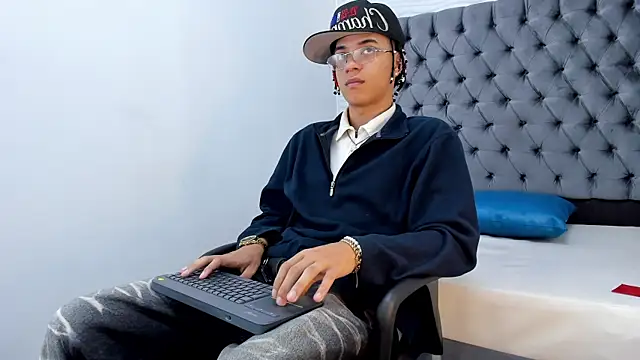 Snapshot of MARSHALL_SPENCER chatting on December 2025 01:20:02 PM MARSHALL SPENCER online show from December 2025 01:20:02 PM