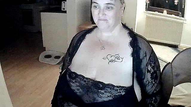 Snapshot of Minou1610 chatting on November 2025 07:35:01 PM Minou1610 online show from November 2025 07:35:01 PM