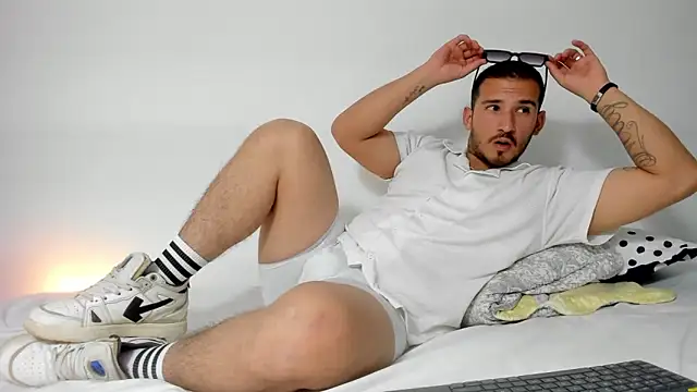 estivii online show from November 2025 12:24:01 AM