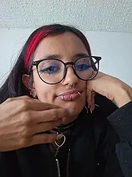 carolinerue online show from April 2026 09:28:01 PM