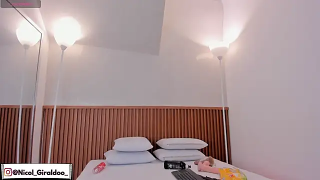 nicol giraldoo online show from February 2026 06:26:01 AM