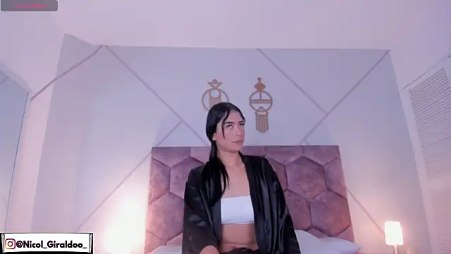 nicol giraldoo online show from April 2026 04:01:01 AM