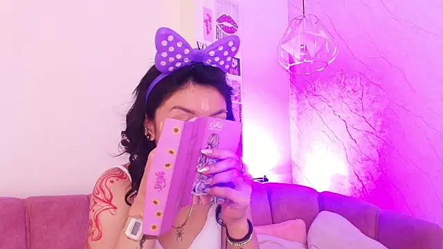 Snapshot of april_bennett chatting on October 2025 12:31:01 PM april bennett online show from October 2025 12:31:01 PM