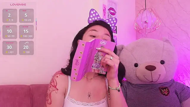 Snapshot of april_bennett chatting on November 2025 12:26:01 PM april bennett online show from November 2025 12:26:01 PM