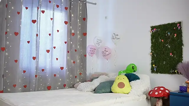 Snapshot of PetiteAlien chatting on February 2026 06:33:02 AM PetiteAlien online show from February 2026 06:33:02 AM