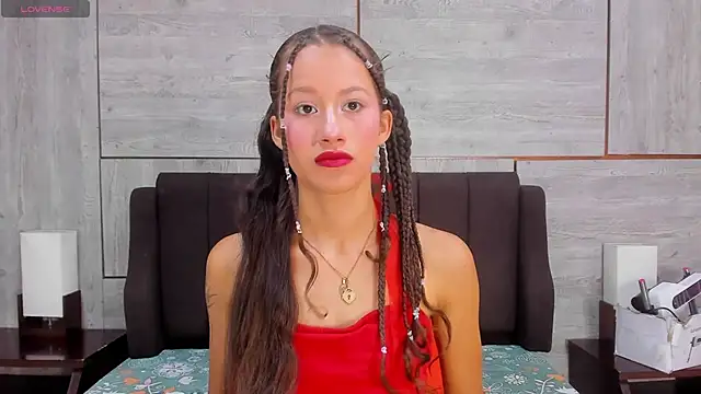 Snapshot of EmmaPetty chatting on October 2025 09:57:02 PM EmmaPetty online show from October 2025 09:57:02 PM