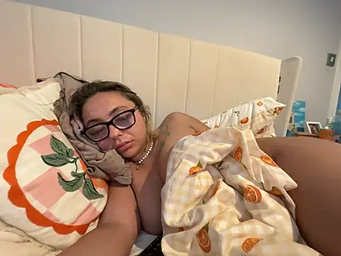 petitelucyXoxx online show from June 2026 04:33:01 AM