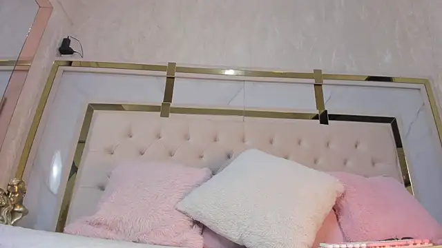 Snapshot of Cameron_Hearts chatting on December 2025 12:23:02 PM Cameron Hearts online show from December 2025 12:23:02 PM