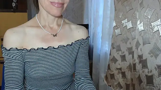 Snapshot of Two_Sisters chatting on September 2025 04:36:02 AM Two Sisters online show from September 2025 04:36:02 AM