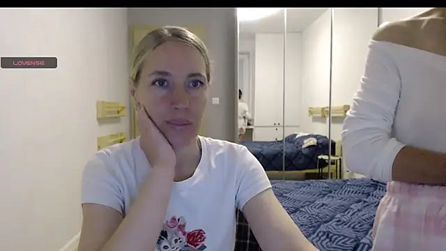 Snapshot of Two_Sisters chatting on October 2025 04:50:01 PM Two Sisters online show from October 2025 04:50:01 PM