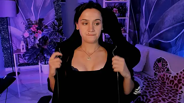 MonicaFarmer online show from September 2025 05:24:02 PM