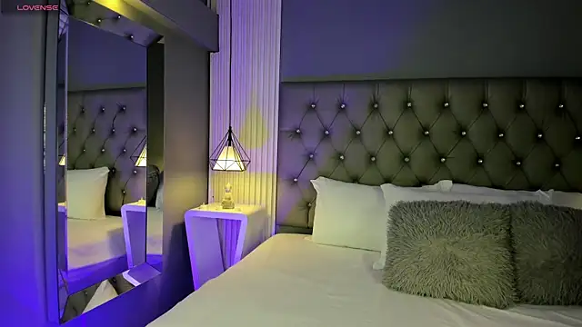 LunaBloomn online show from November 2025 05:01:02 PM