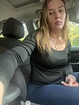 Snapshot of AllesandraLove chatting on October 2025 04:08:02 PM AllesandraLove online show from October 2025 04:08:02 PM