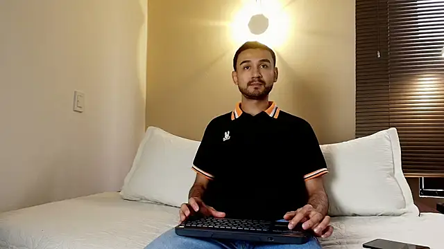 Axel Moon S online show from November 2025 07:47:02 PM