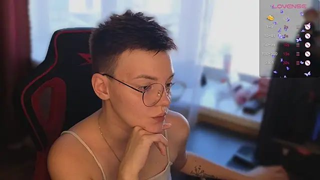 Snapshot of KrisNeal chatting on September 2025 09:19:02 AM KrisNeal online show from September 2025 09:19:02 AM