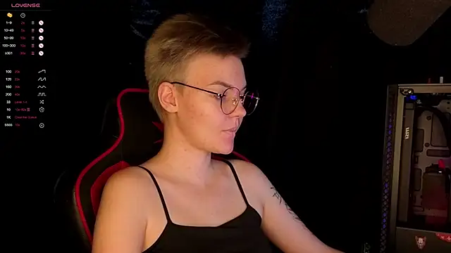 Snapshot of KrisNeal chatting on October 2025 09:28:01 AM KrisNeal online show from October 2025 09:28:01 AM