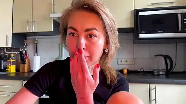 Snapshot of MartaLuna_ chatting on June 2026 08:03:01 AM MartaLuna online show from June 2026 08:03:01 AM