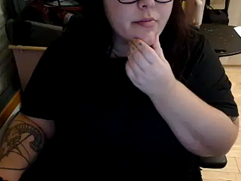 Snapshot of Eli_BBW chatting on November 2025 12:43:02 AM Eli BBW online show from November 2025 12:43:02 AM