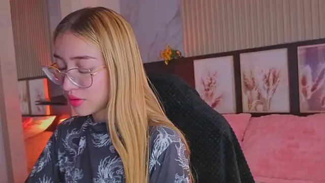 Snapshot of tokyoluu chatting on November 2025 07:03:02 PM tokyoluu online show from November 2025 07:03:02 PM