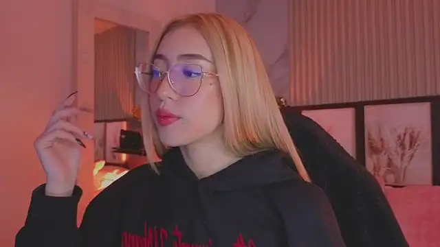 Snapshot of tokyoluu chatting on November 2025 08:30:01 PM tokyoluu online show from November 2025 08:30:01 PM