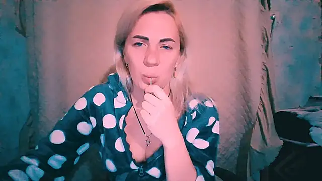 Snapshot of EmmaCat_ chatting on October 2025 07:47:02 PM EmmaCat online show from October 2025 07:47:02 PM