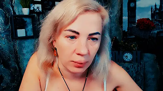 Snapshot of EmmaCat_ chatting on November 2025 06:56:02 AM EmmaCat online show from November 2025 06:56:02 AM