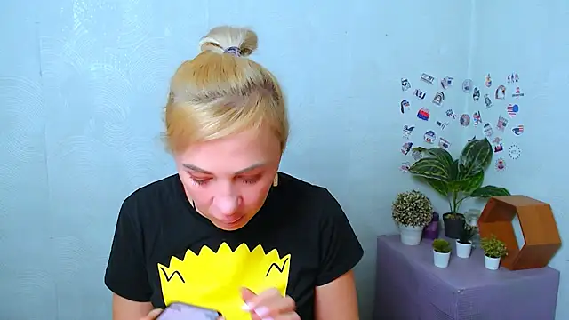 Snapshot of EmmaCat_ chatting on December 2025 06:10:01 AM EmmaCat online show from December 2025 06:10:01 AM