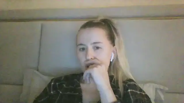 Snapshot of Frosian chatting on November 2025 09:48:01 PM Frosian online show from November 2025 09:48:01 PM