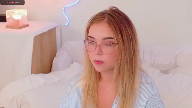 Snapshot of Lilith_Bonheur chatting on December 2025 12:49:02 AM Lilith Bonheur online show from December 2025 12:49:02 AM